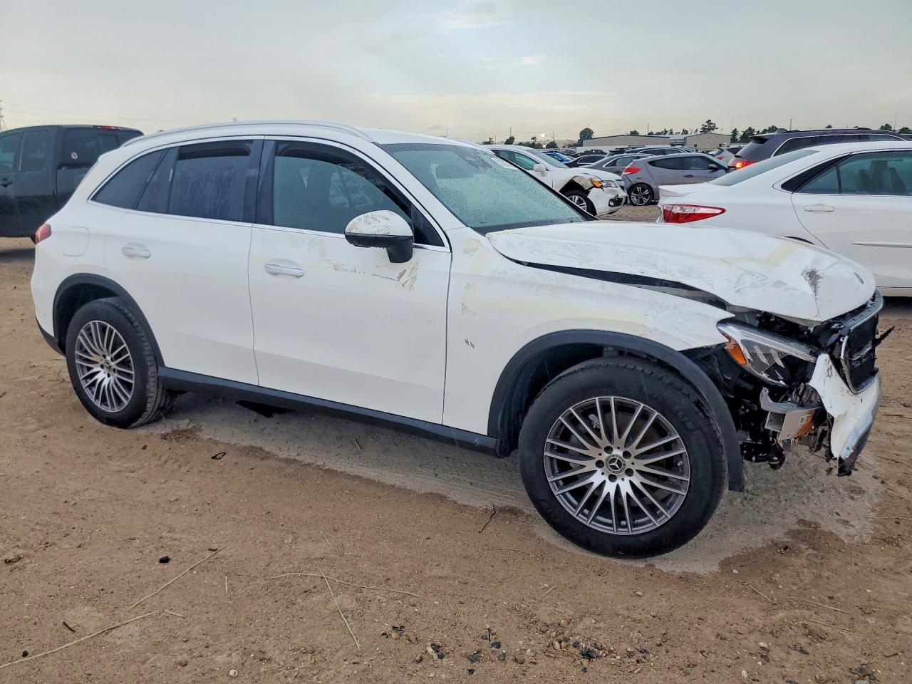 2026 Mercedes-Benz Glc 300 - Image 4