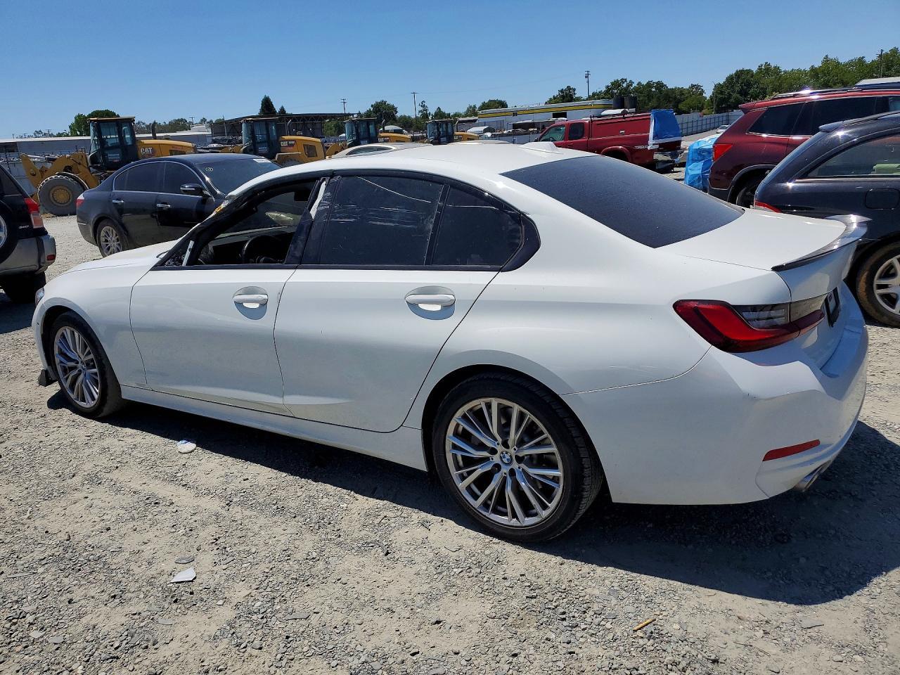 2023 BMW 330I - Фото 2