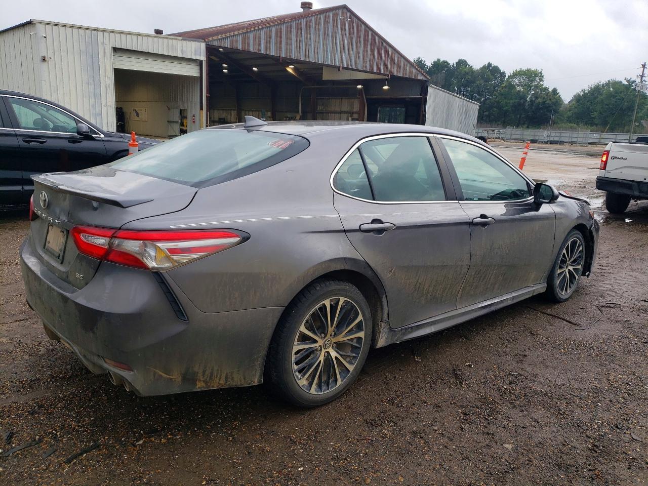 2019 Toyota Camry Se - Фото 3