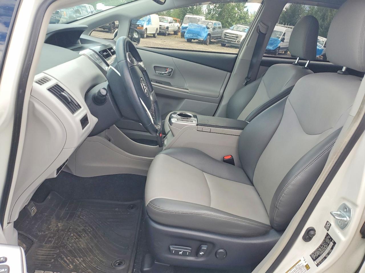 2017 Toyota Prius V Five - Image 7