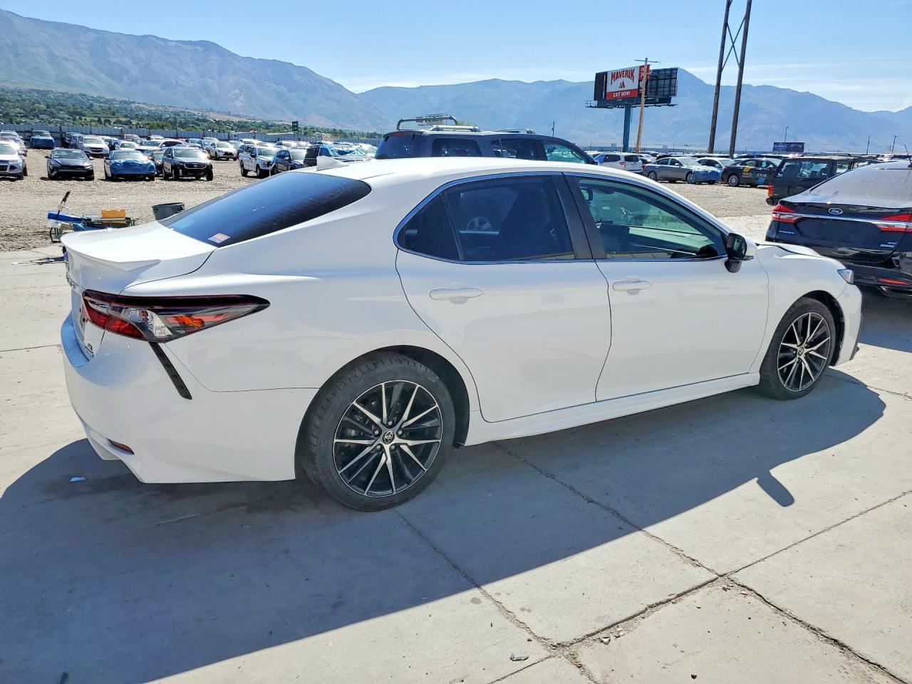 2022 Toyota Camry Hybrid Se - Image 3