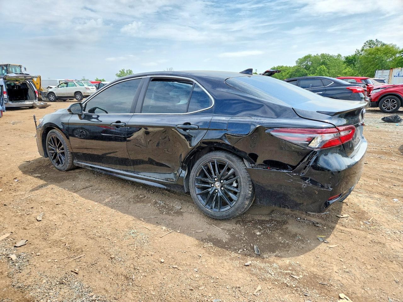 2022 Toyota Camry Se - Фото 2