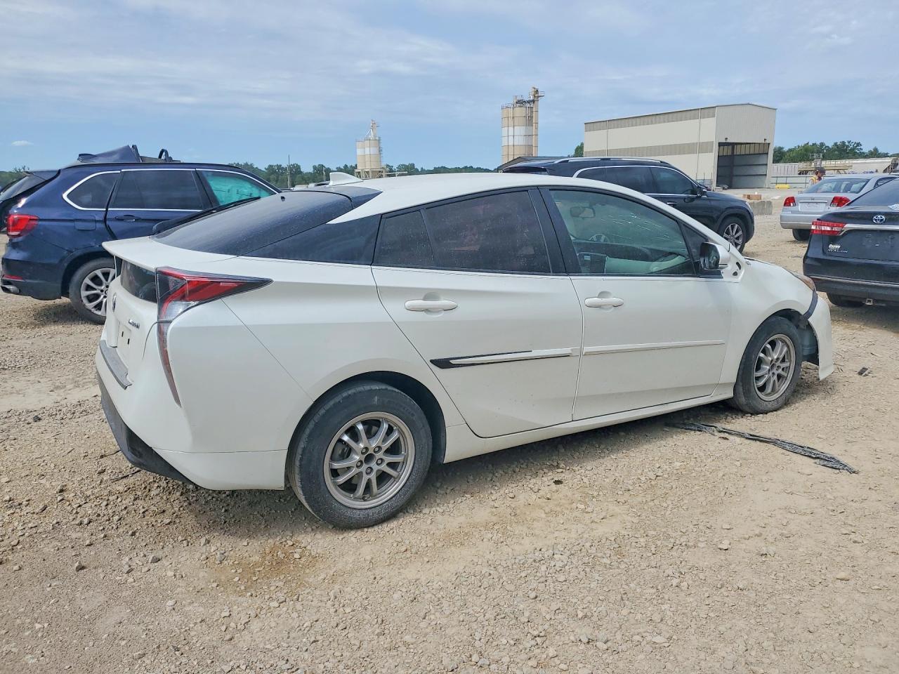 2016 Toyota Prius Three - Image 3