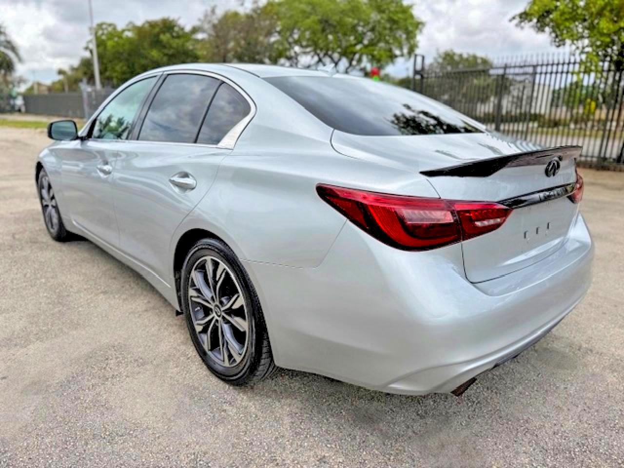 2018 Infiniti Q50 2.0T Luxe - Image 2