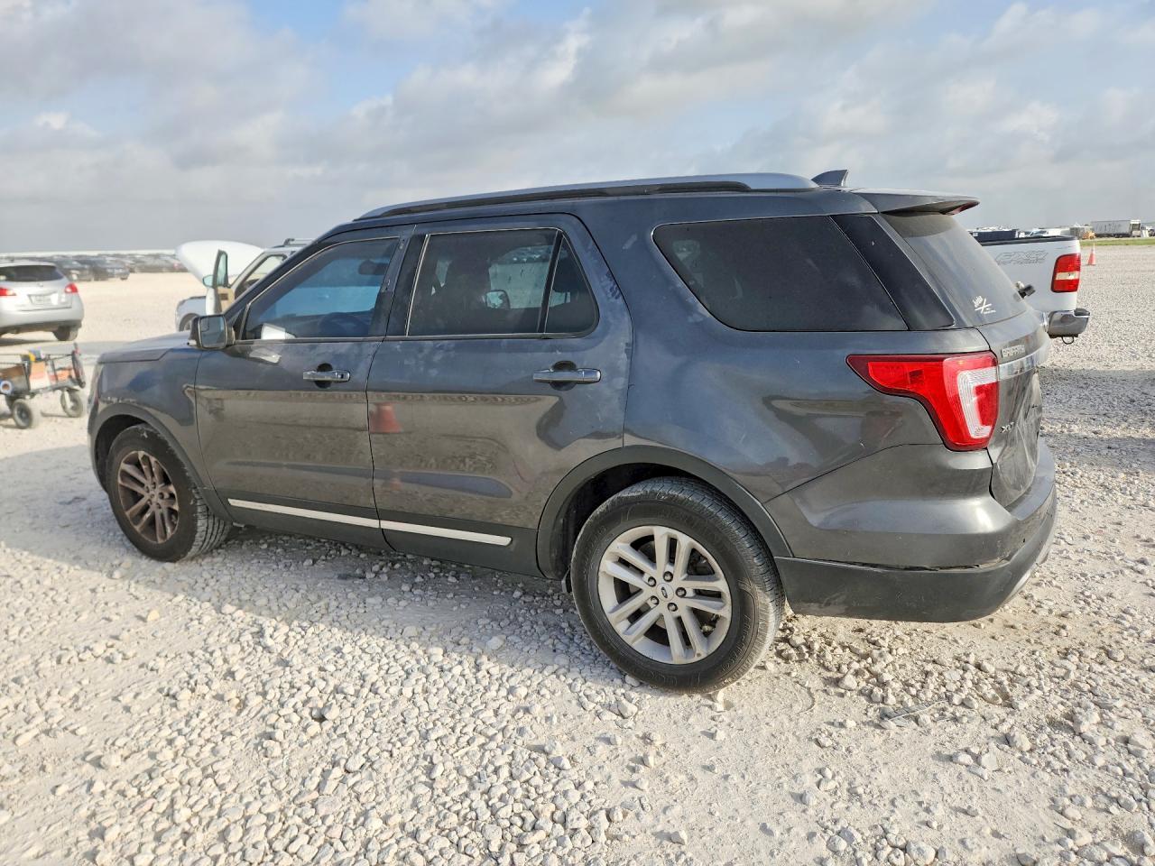 2017 Ford Explorer Xlt - Image 2