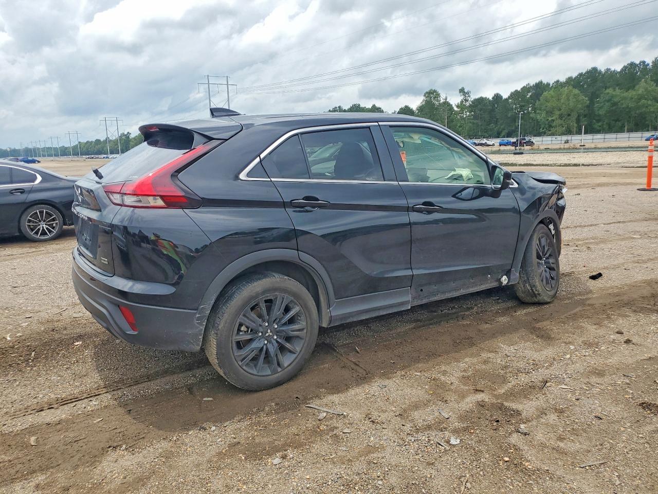 2025 Mitsubishi Eclipse Cross Le - Image 3