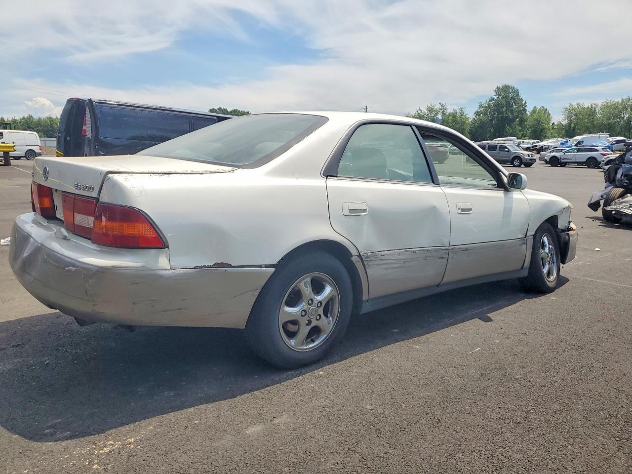1998 Lexus Es 300 - Image 3