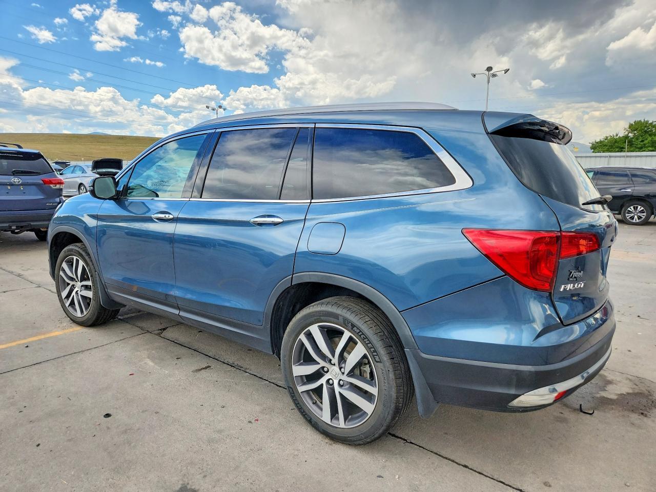 2017 Honda Pilot Touring - Image 2