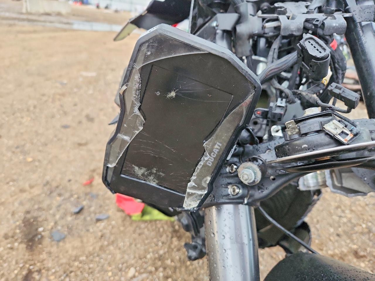 2021 Ducati Streetfighter V4 - Фото 7