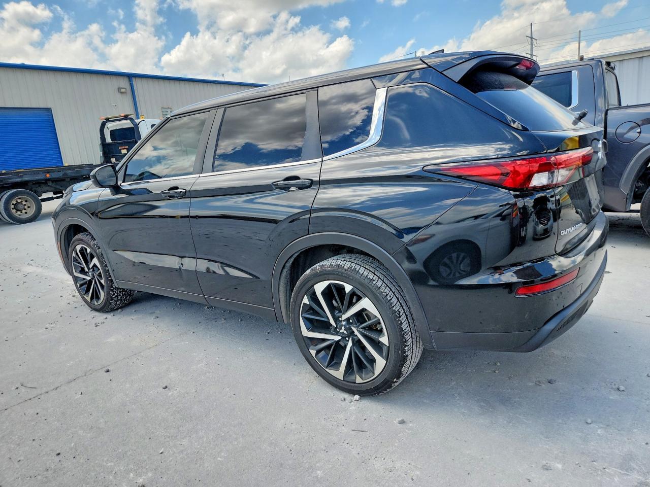 2022 Mitsubishi Outlander Es - Фото 2