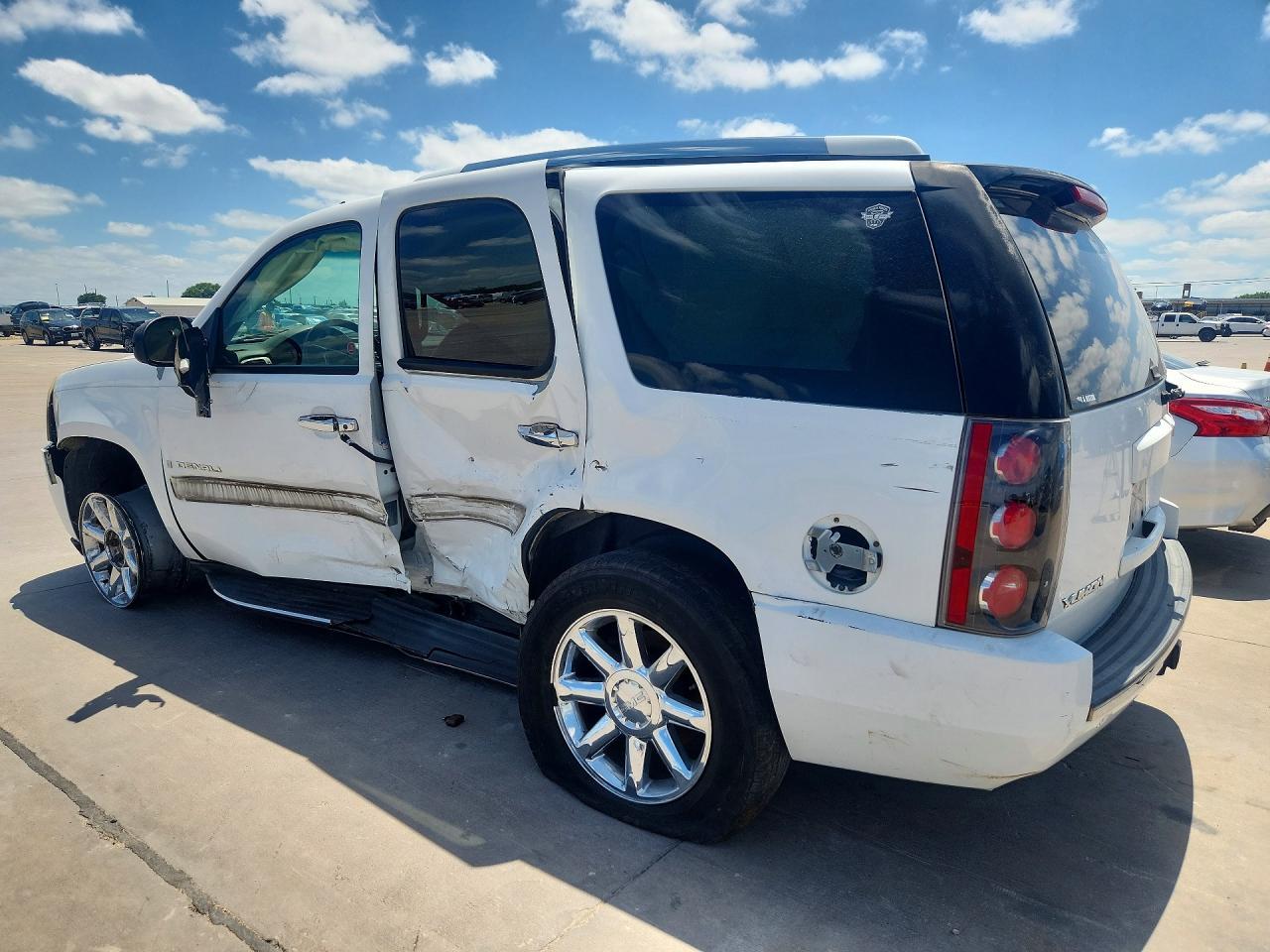 2007 GMC Yukon Denali - Image 2