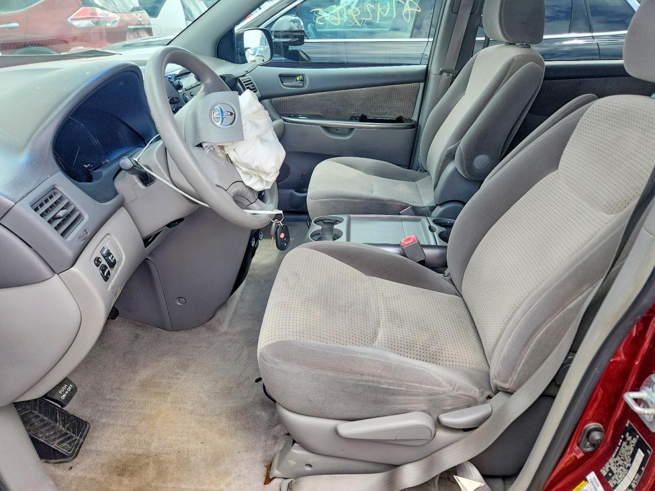 2010 Toyota Sienna Le 8-Passenger - Image 7