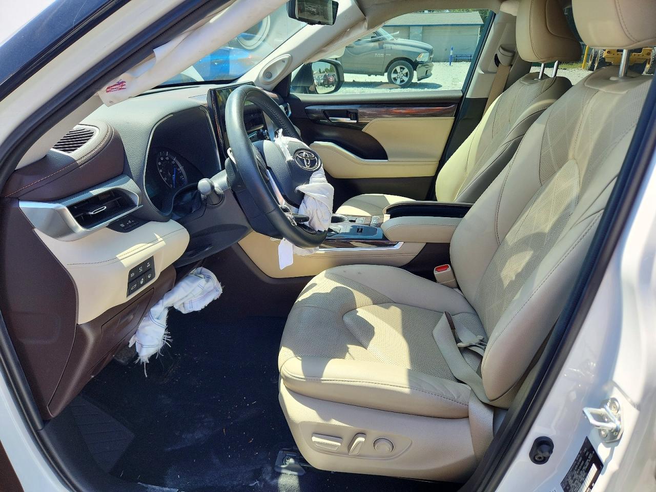 2021 Toyota Highlander Hybrid Platinum - Image 7