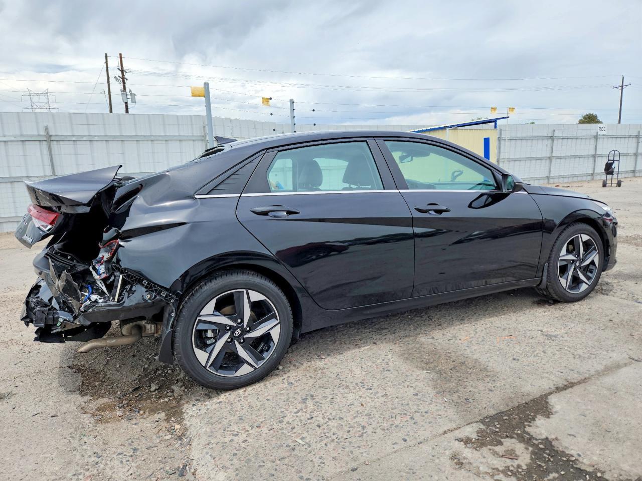 2023 Hyundai Elantra Limited - Фото 3