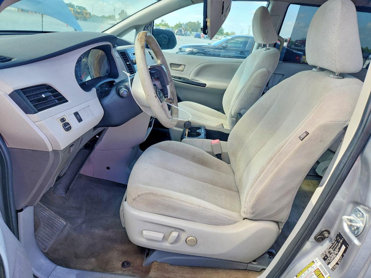 2015 Toyota Sienna Sport - Image 7