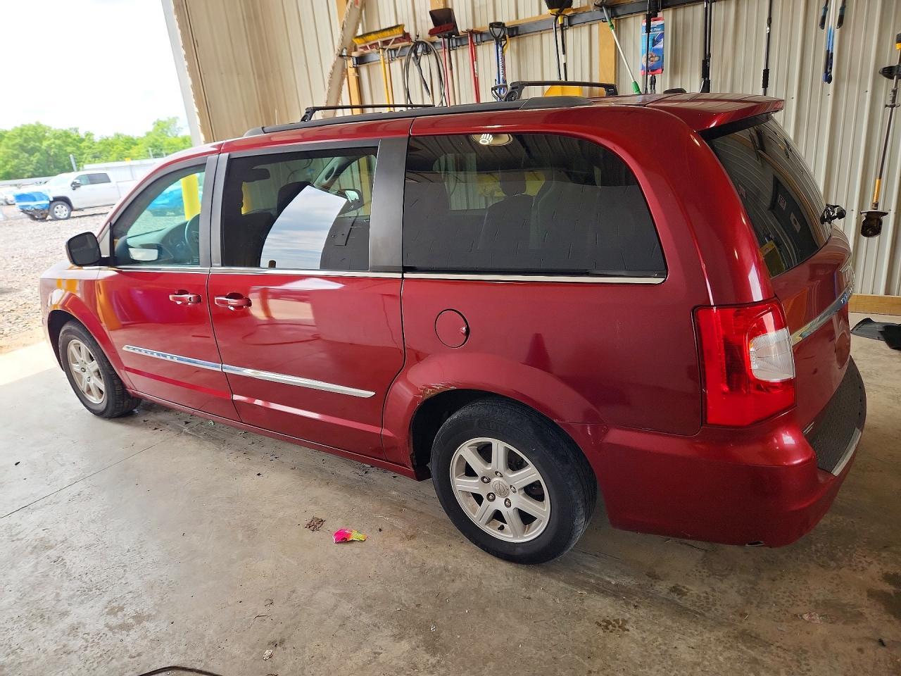 2013 Chrysler Town & Country Touring - Фото 2