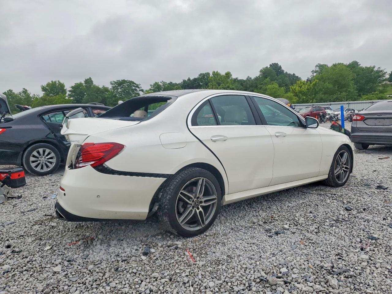 2019 Mercedes-Benz E 300 4Matic - Фото 3