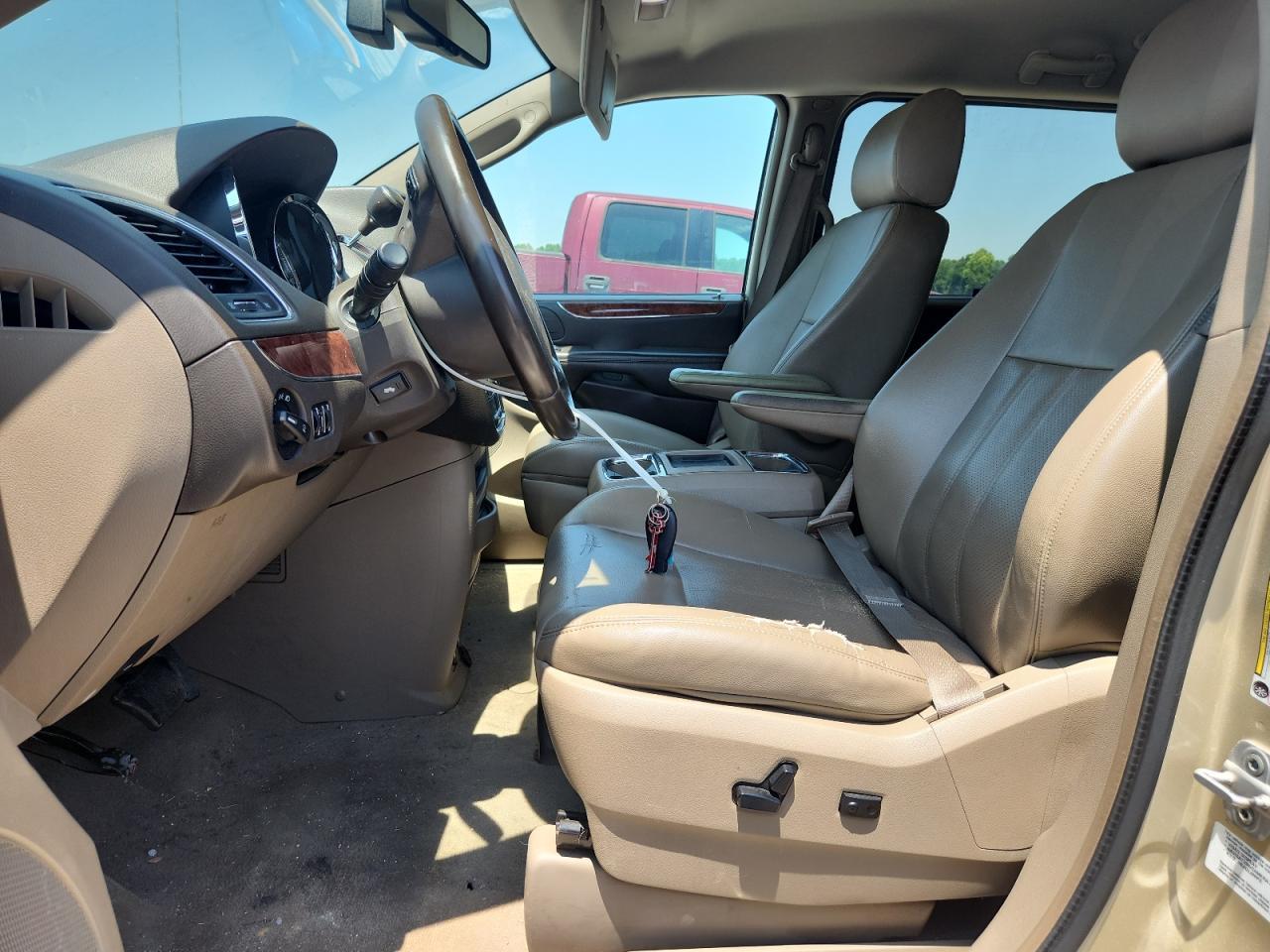 2011 Chrysler Town & Country Touring L - Image 7