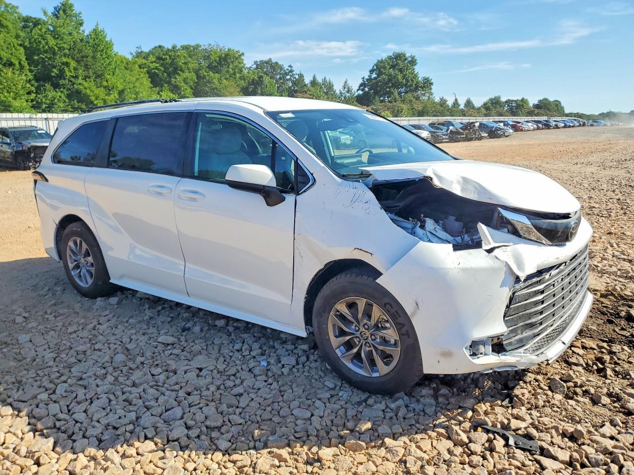 2026 Toyota Sienna Le - Image 4