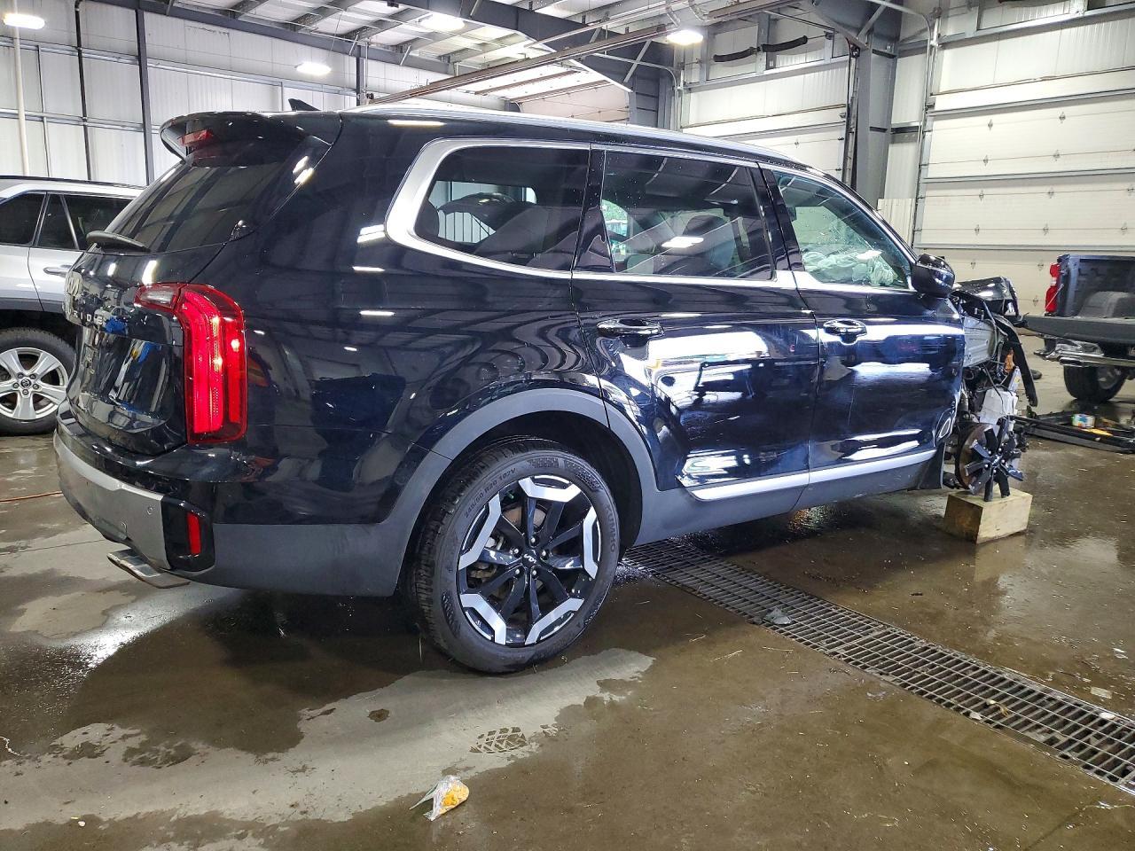 2025 Kia Telluride S - Image 3