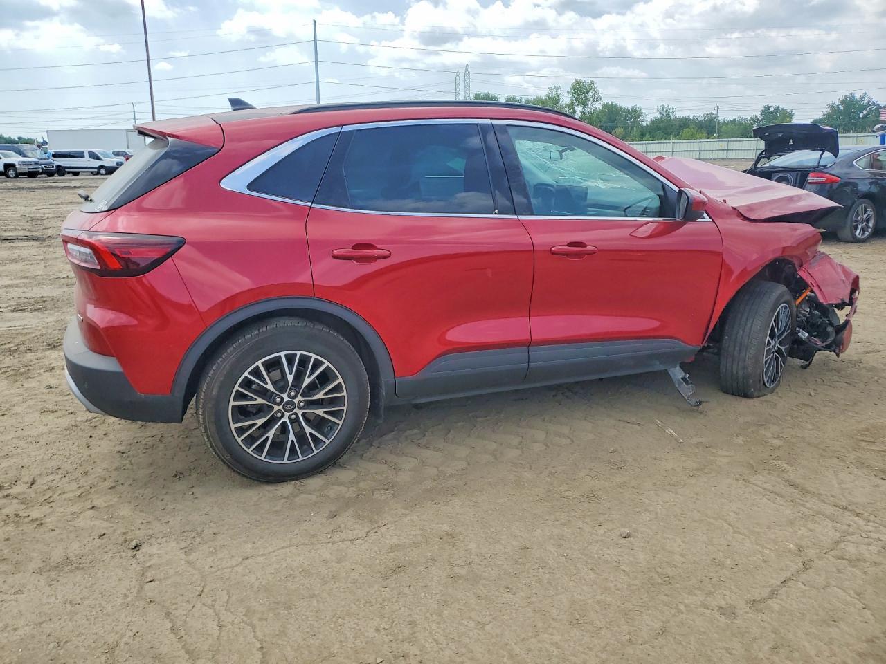 2025 Ford Escape - Image 3