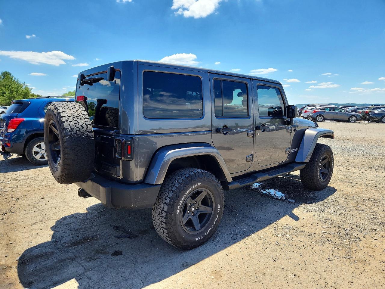 2014 Jeep Wrangler Unlimited Sahara - Image 3