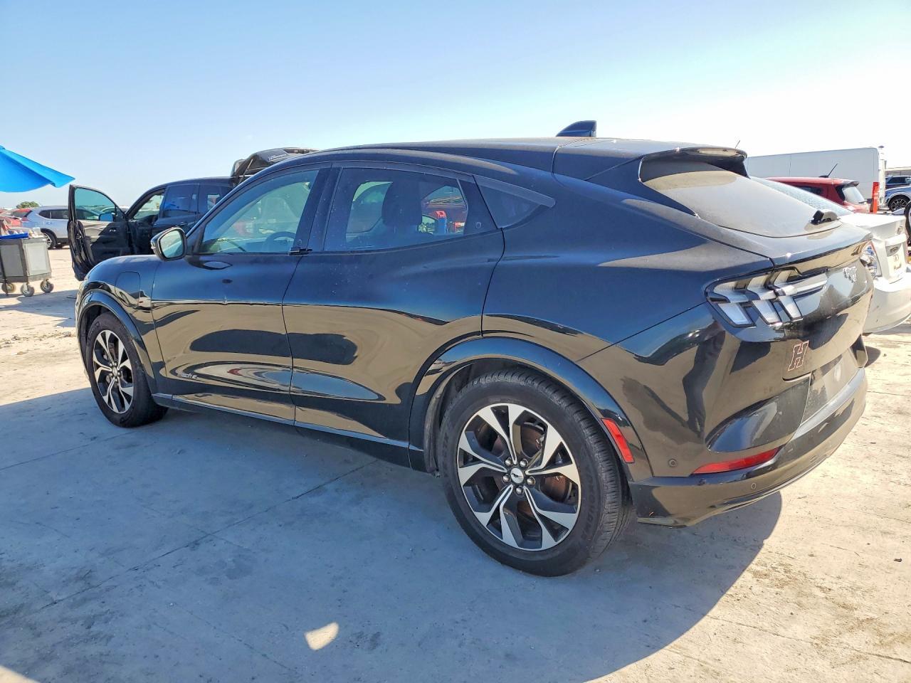 2021 Ford Mustang Mach-E Premium - Фото 2