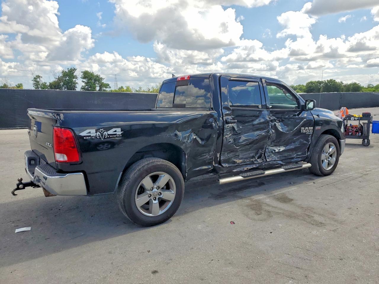 2019 Ram 1500 Classic Slt - Image 3