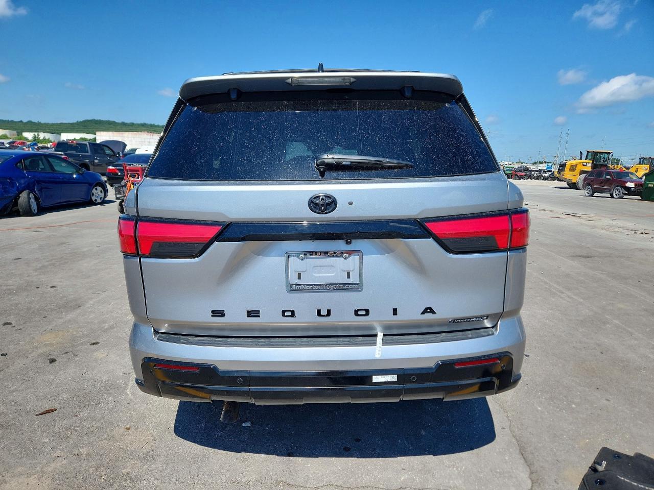 2025 Toyota Sequoia Platinum - Фото 6