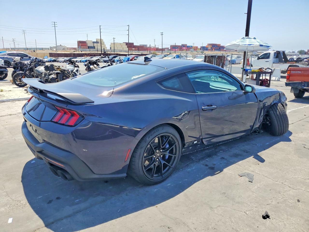 2025 Ford Mustang Dark Horse - Фото 3