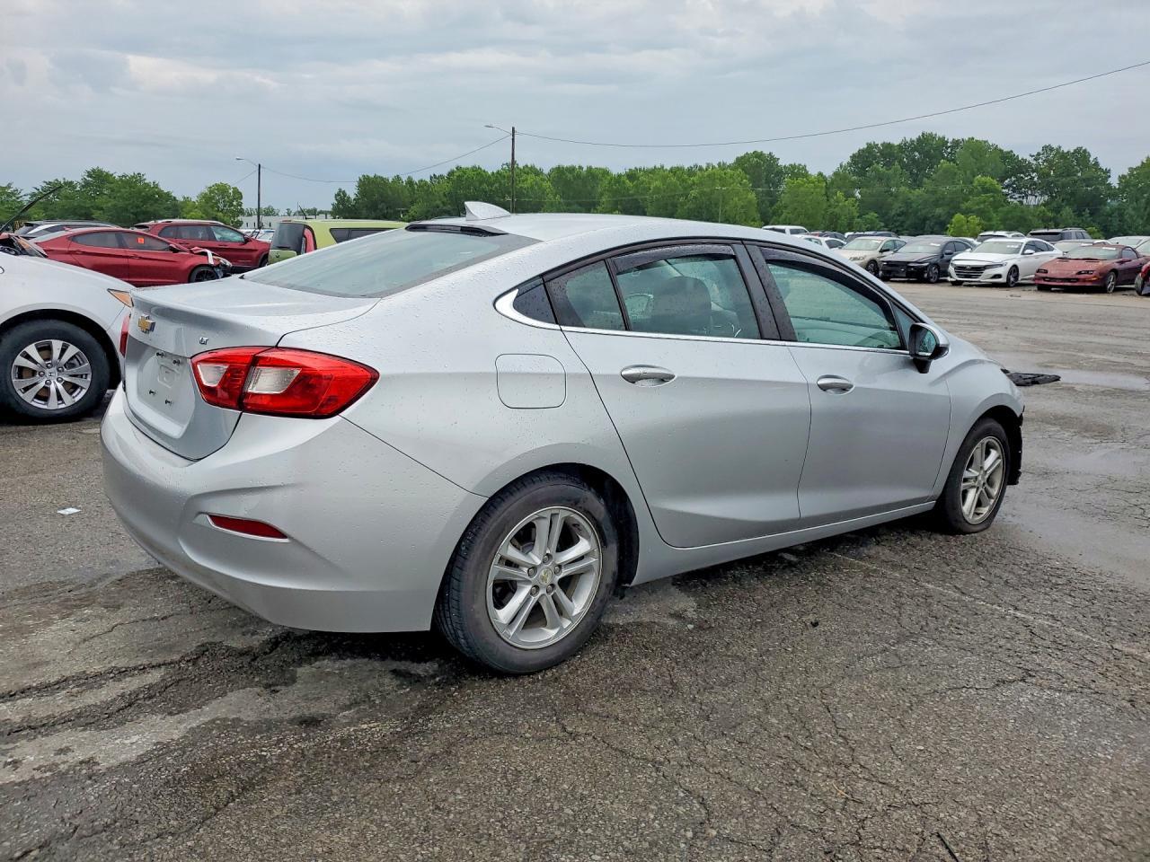 2018 Chevrolet Cruze Lt - Image 3