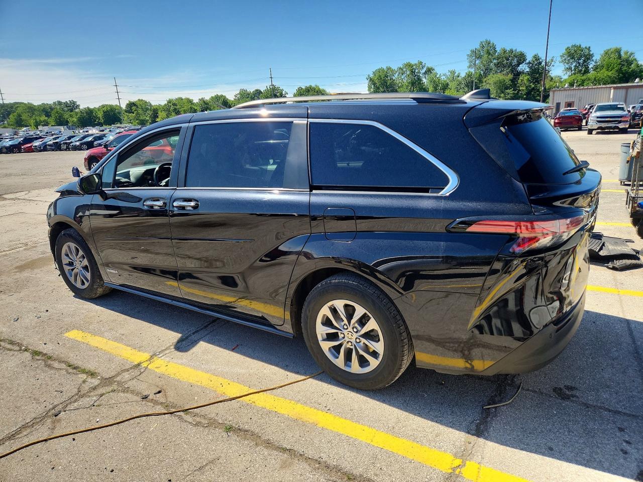 2021 Toyota Sienna Xle - Image 2