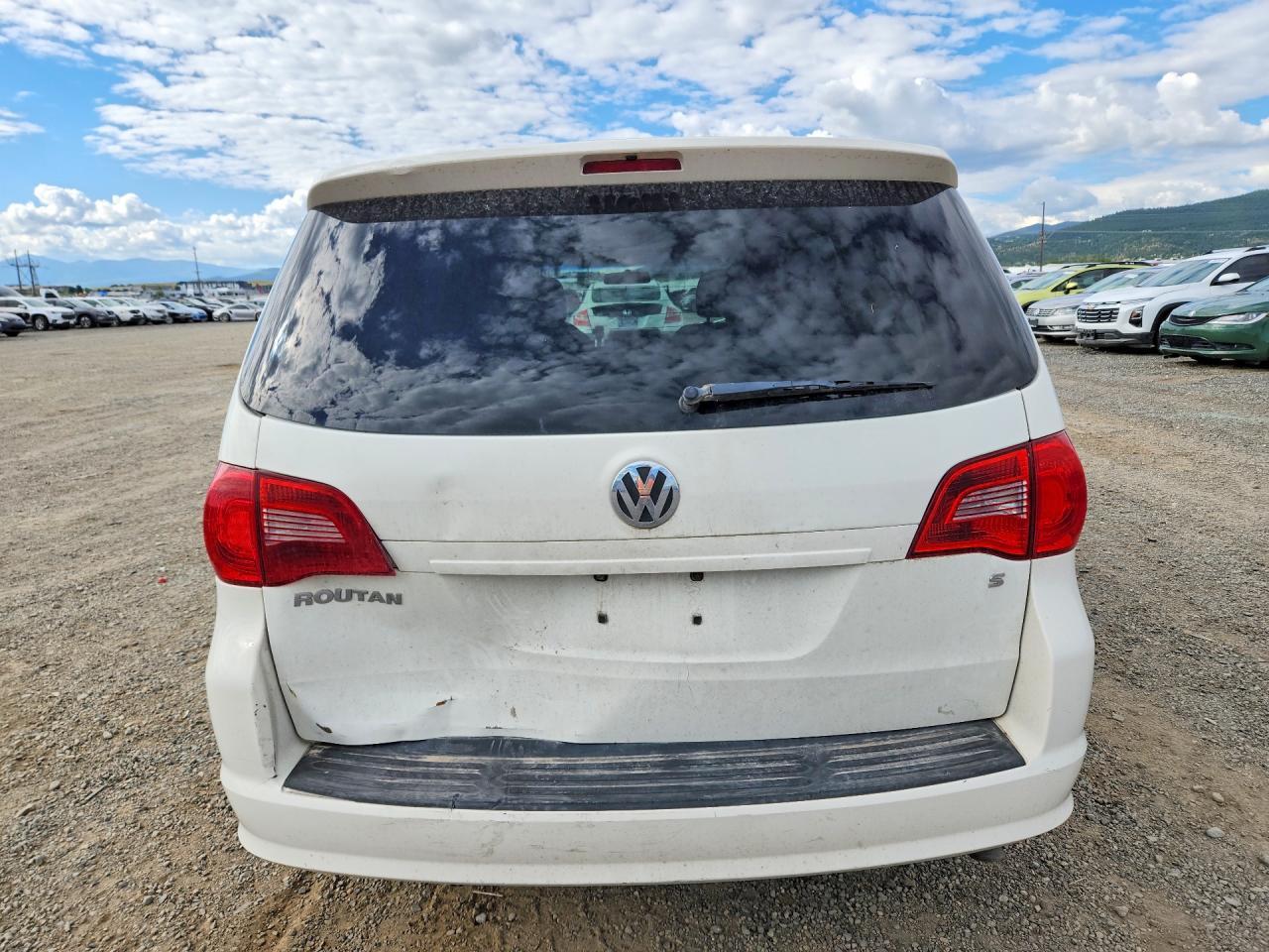2011 Volkswagen Routan S - Image 6