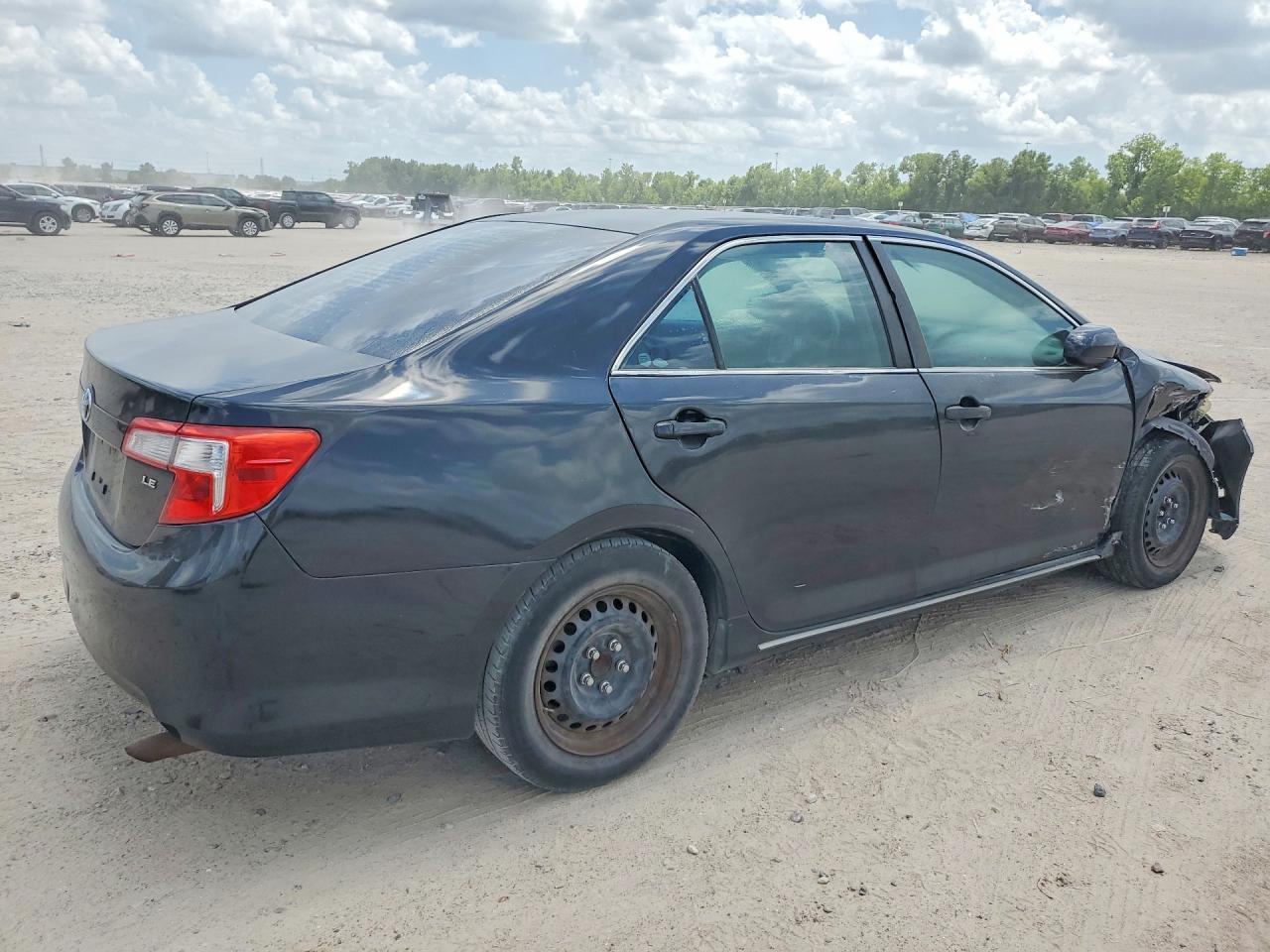 2014 Toyota Camry Le - Фото 3