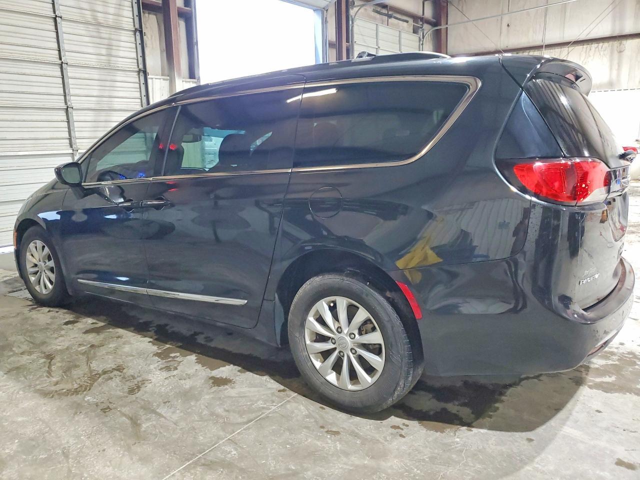 2017 Chrysler Pacifica Touring L - Image 2