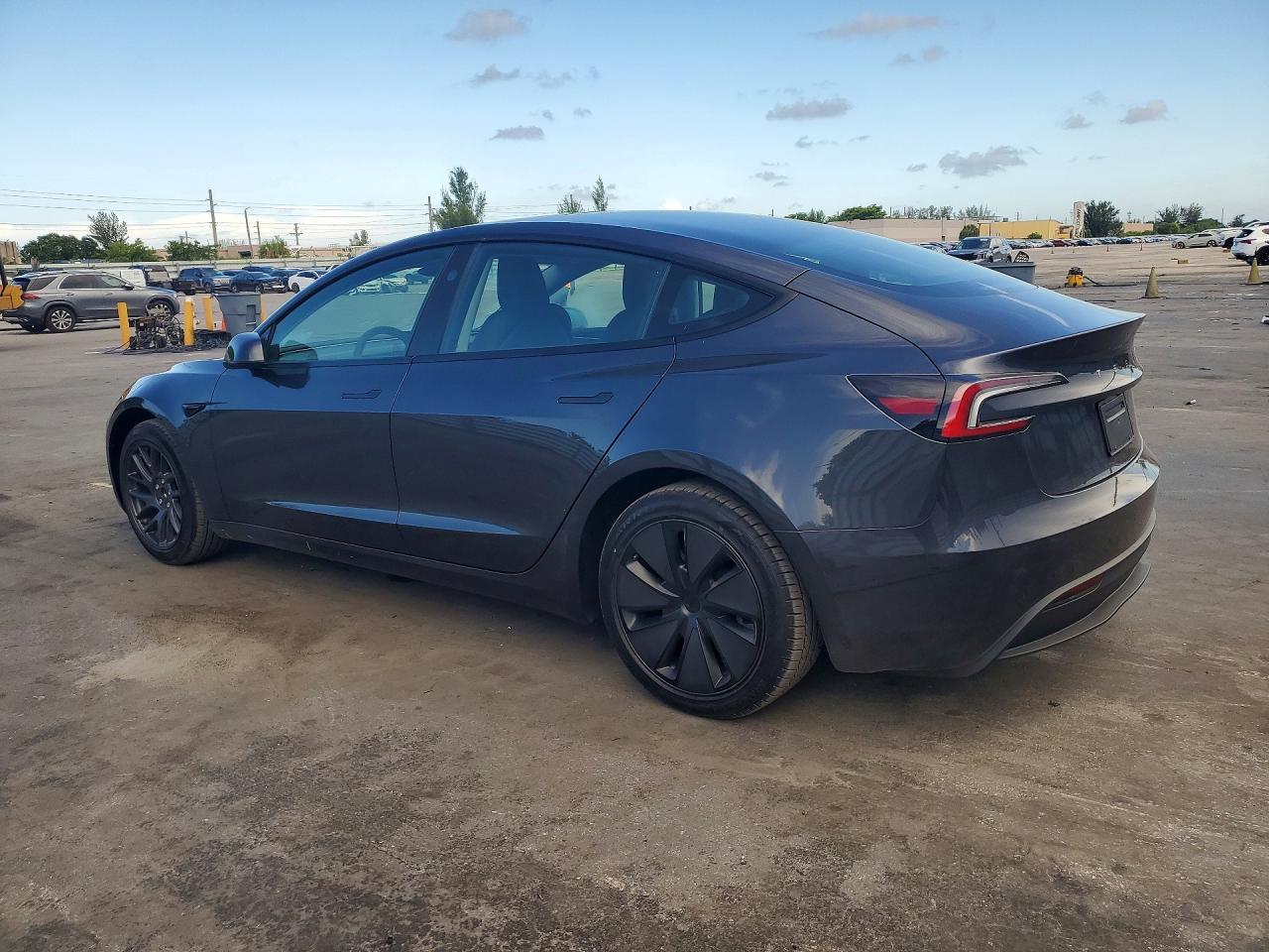 2024 Tesla Model 3 - Фото 2