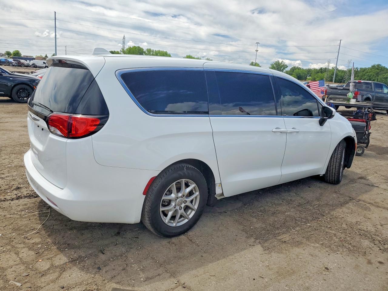 2017 Chrysler Pacifica Lx - Фото 3