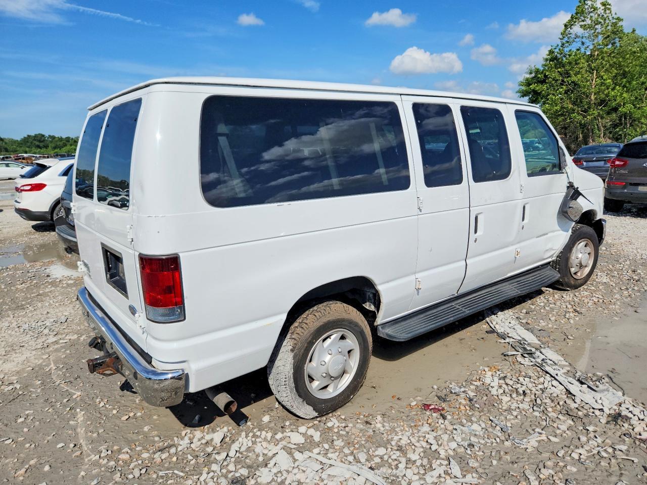 2008 Ford Econoline E350 Super Duty Wagon - Image 3