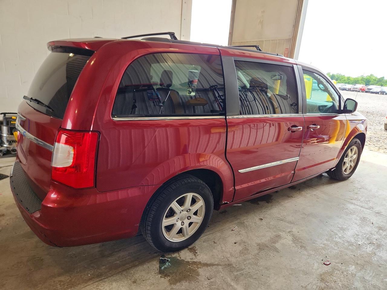 2013 Chrysler Town & Country Touring - Фото 3