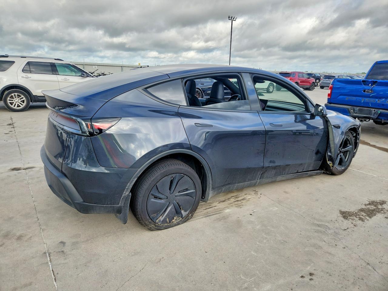 2026 Tesla Model Y - Фото 3