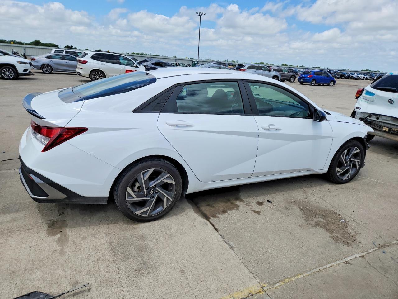 2025 Hyundai Elantra Sel Sport - Image 3