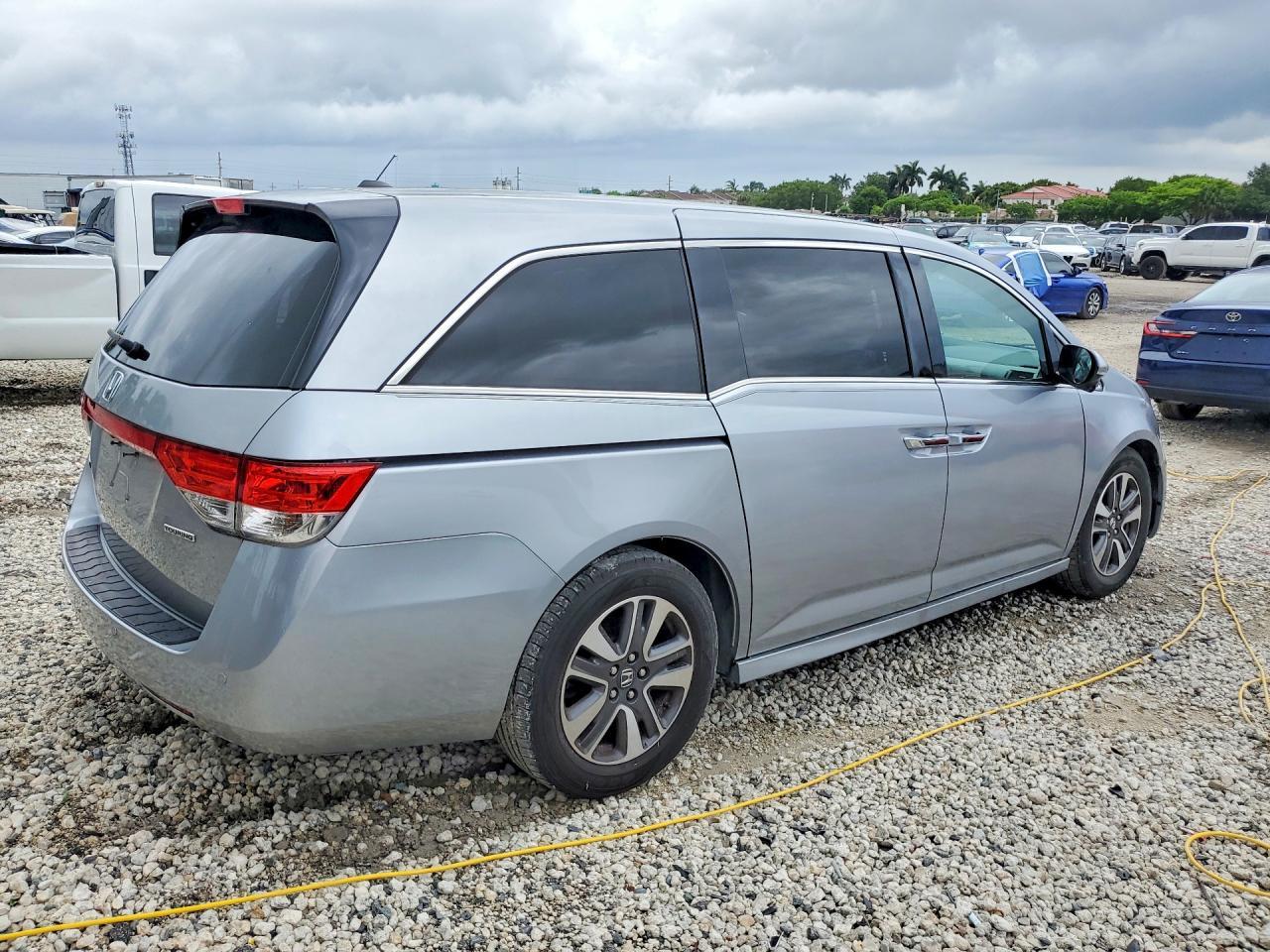 2016 Honda Odyssey Touring - Image 3