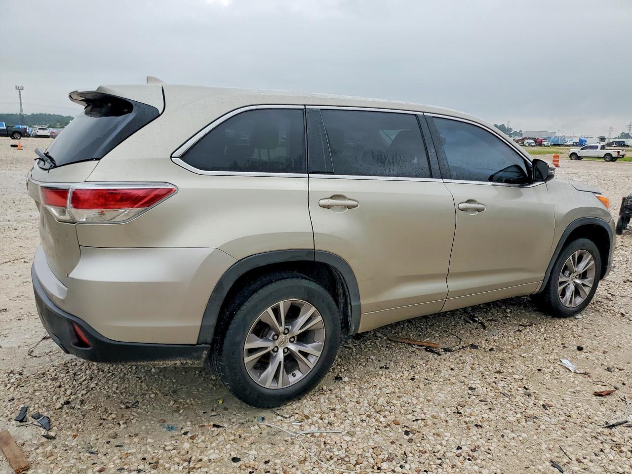 2014 Toyota Highlander Le Plus - Image 3