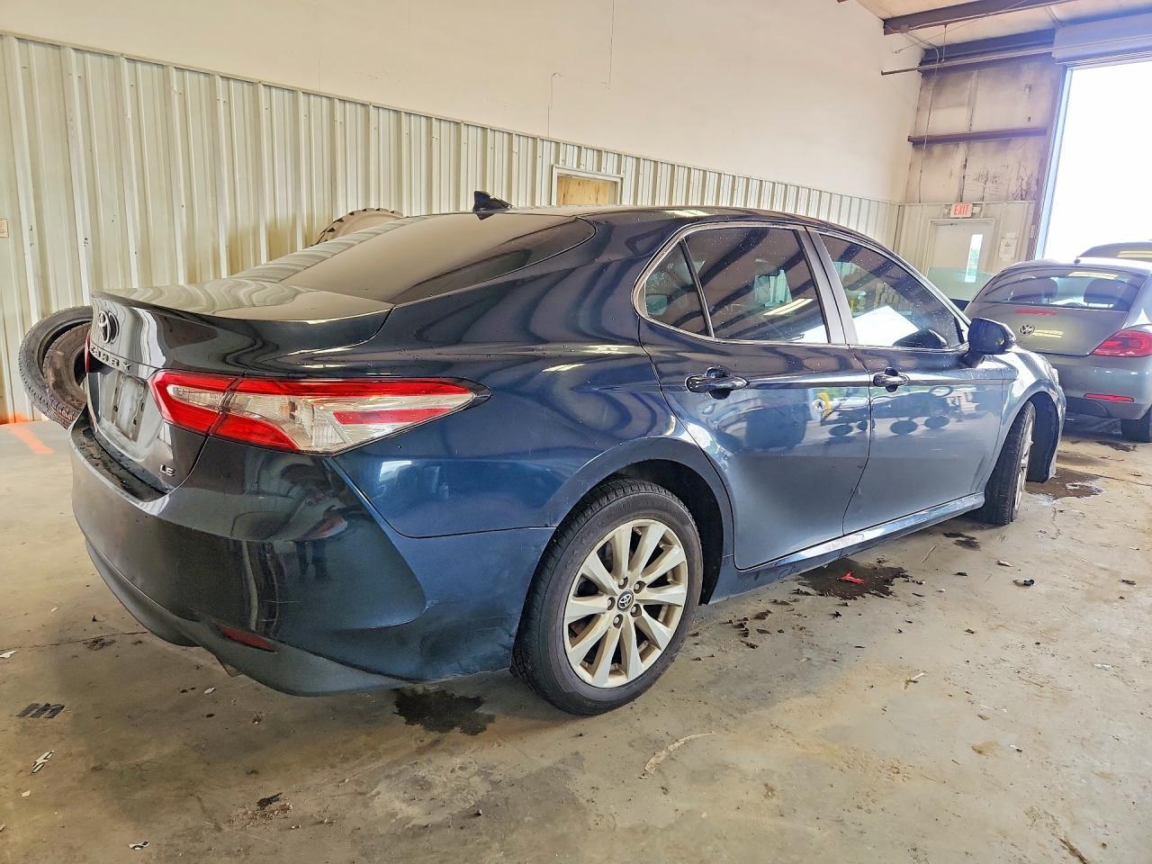 2019 Toyota Camry Le - Фото 3