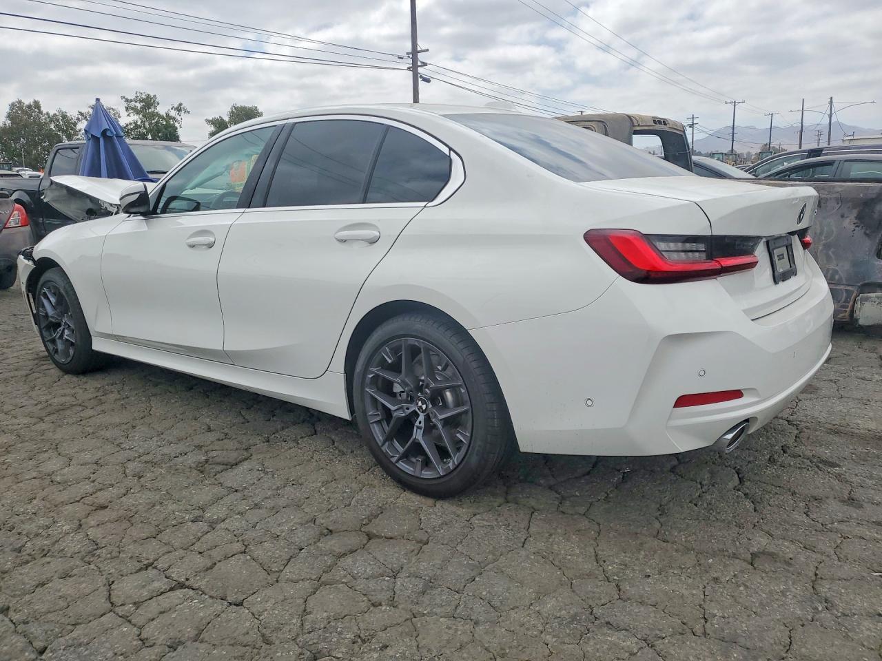 2025 BMW 330I - Фото 2
