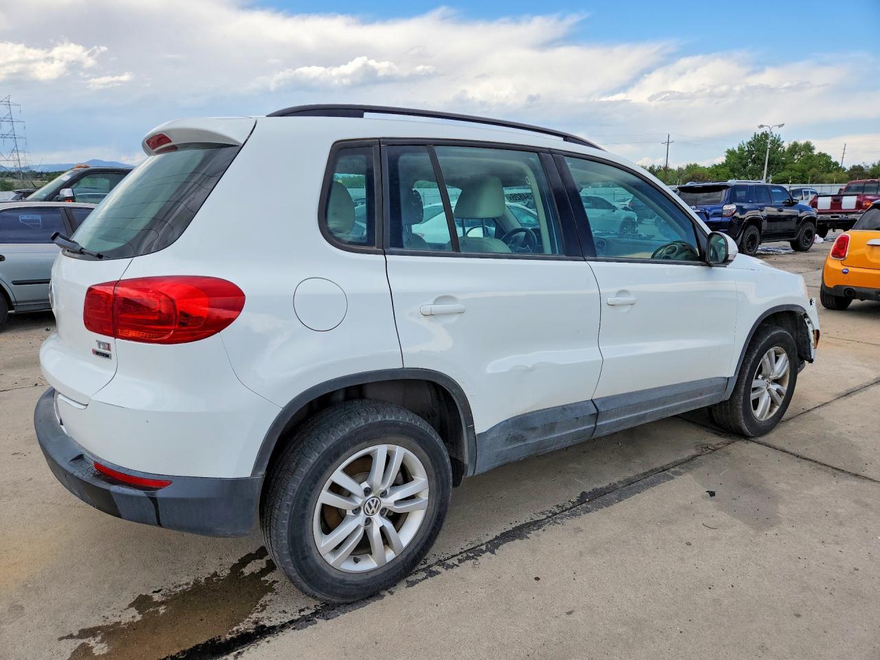 2017 Volkswagen Tiguan S - Фото 3