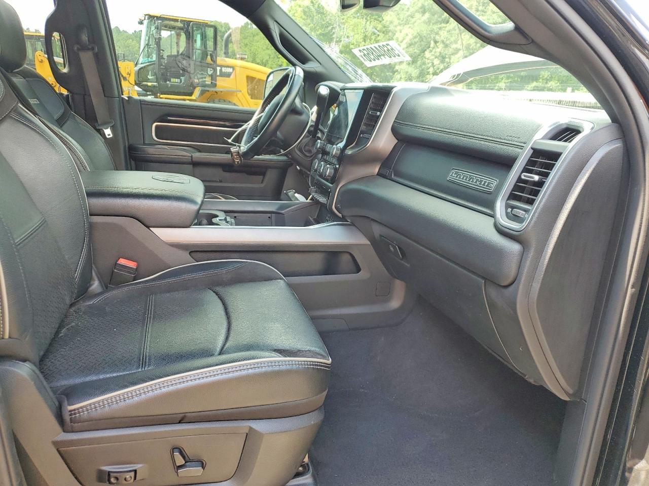 2022 Ram 3500 Laramie - Фото 7