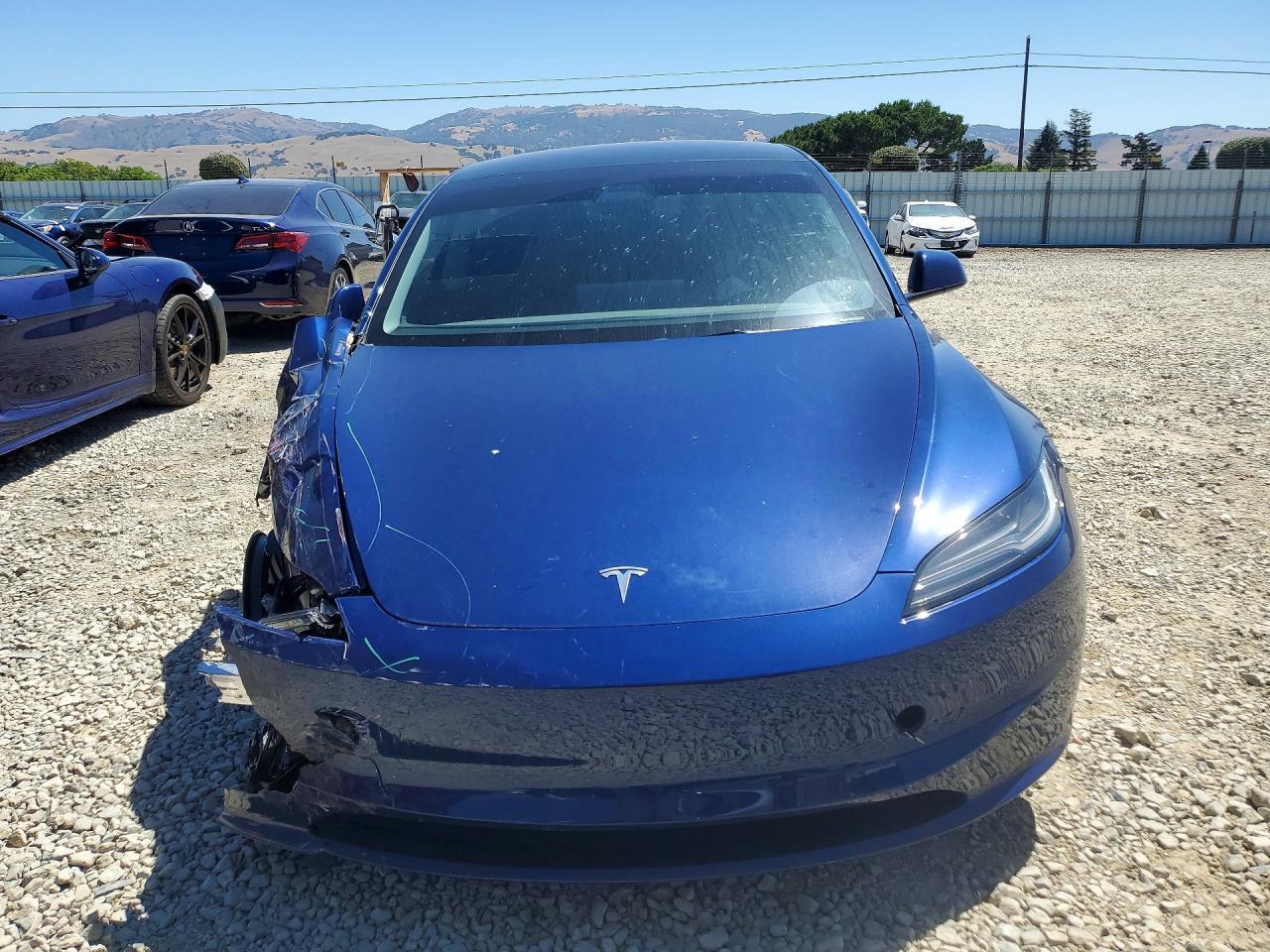 2025 Tesla Model 3 - Фото 5