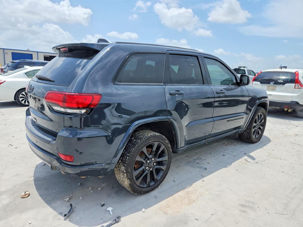 2018 Jeep Grand Cherokee Laredo - Image 3