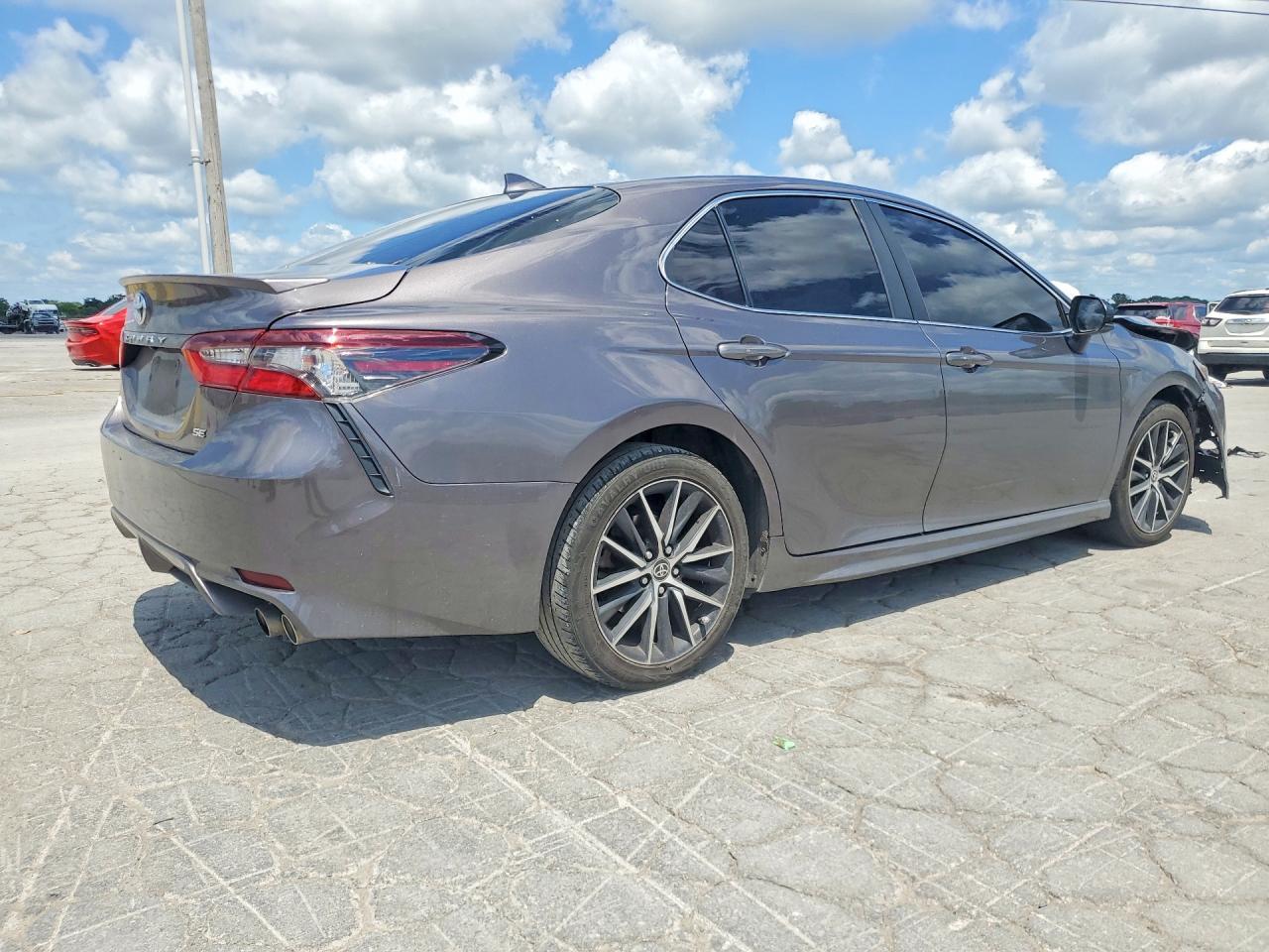 2021 Toyota Camry Se - Фото 3